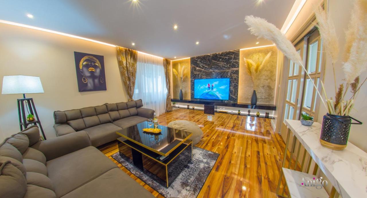 Luxury Apartment Black And Gold 모스타르 외부 사진