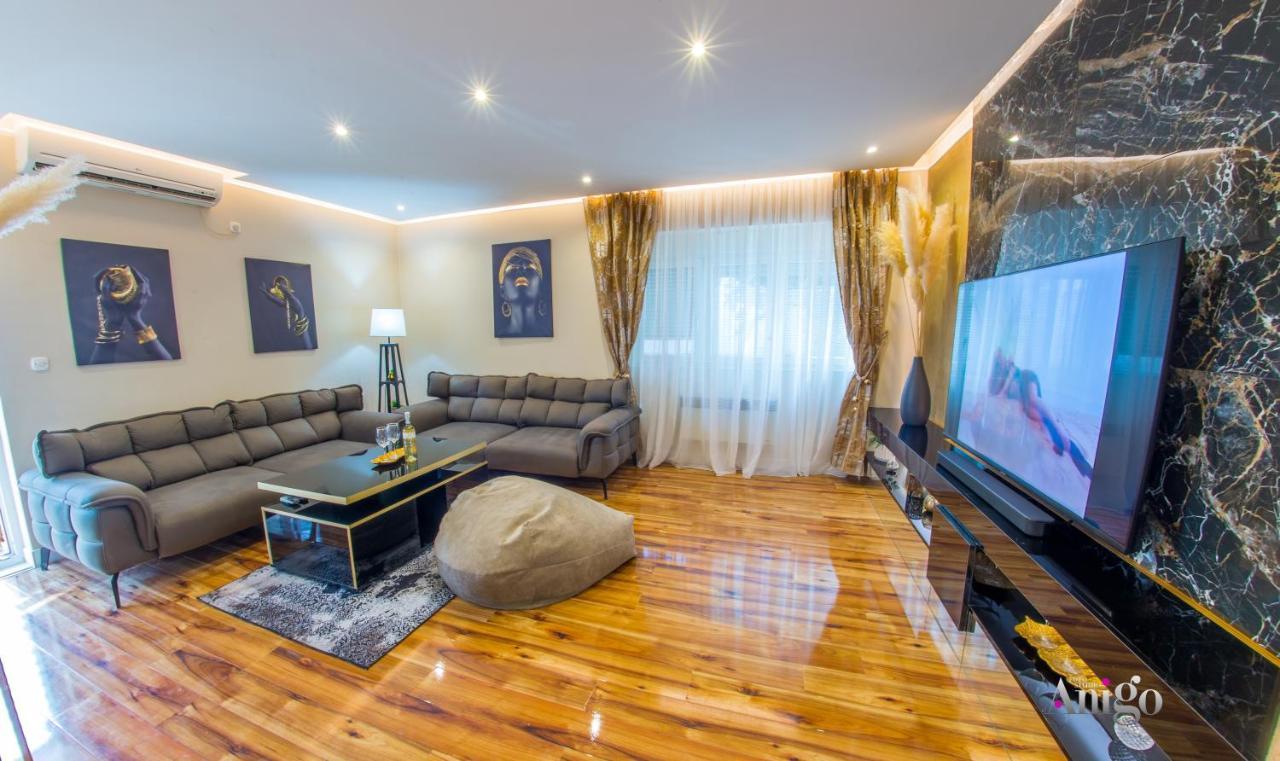 Luxury Apartment Black And Gold 모스타르 외부 사진