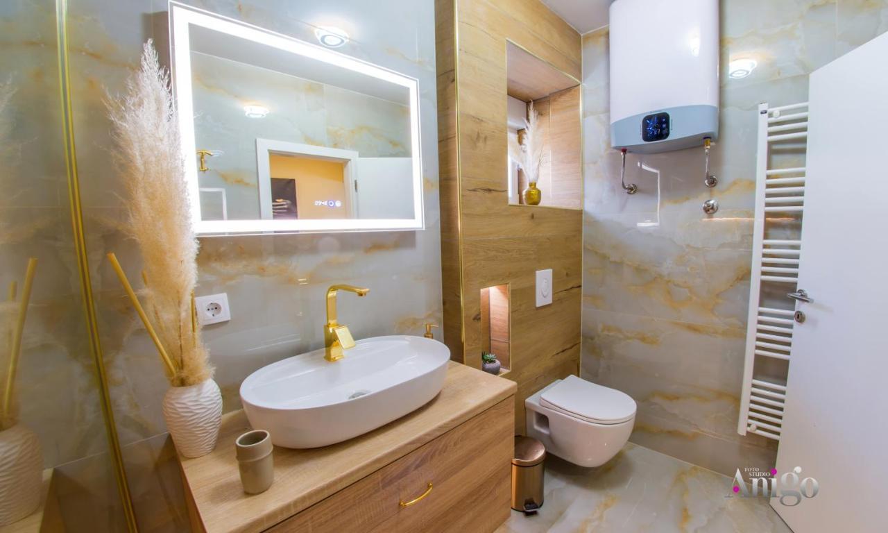 Luxury Apartment Black And Gold 모스타르 외부 사진