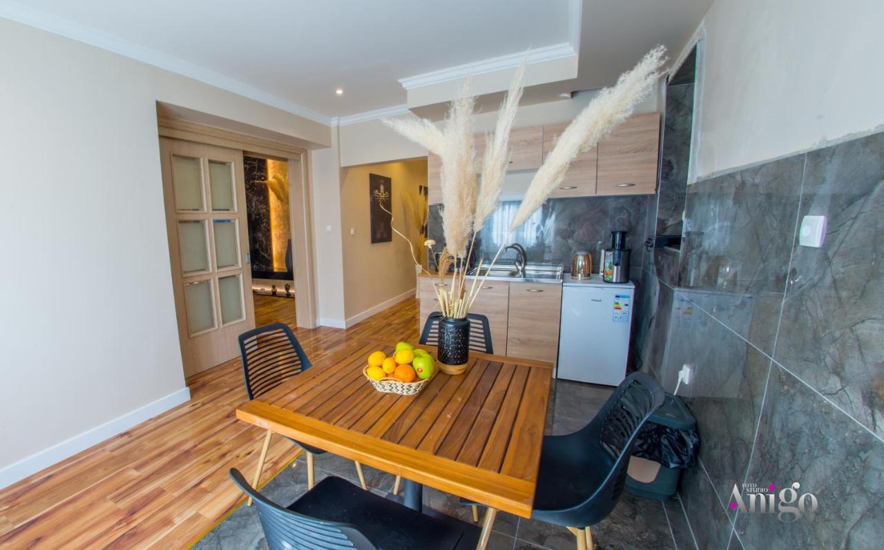 Luxury Apartment Black And Gold 모스타르 외부 사진