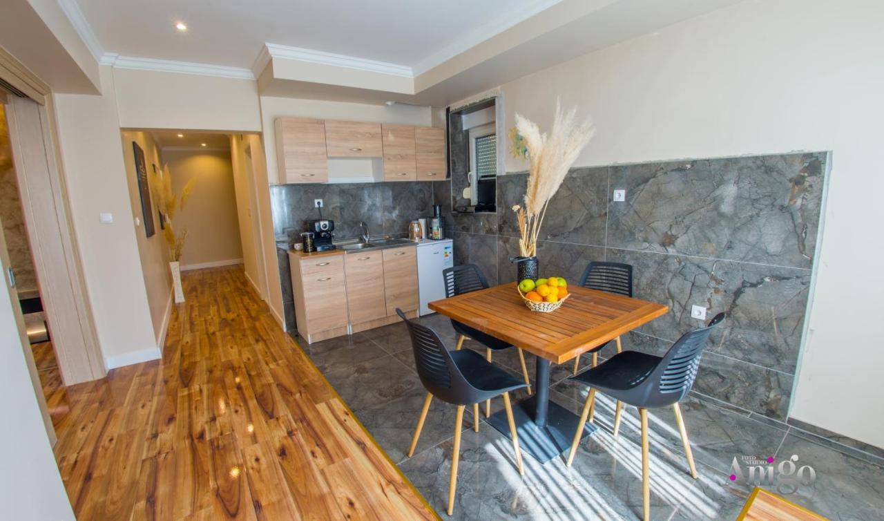Luxury Apartment Black And Gold 모스타르 외부 사진