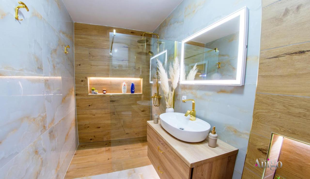 Luxury Apartment Black And Gold 모스타르 외부 사진