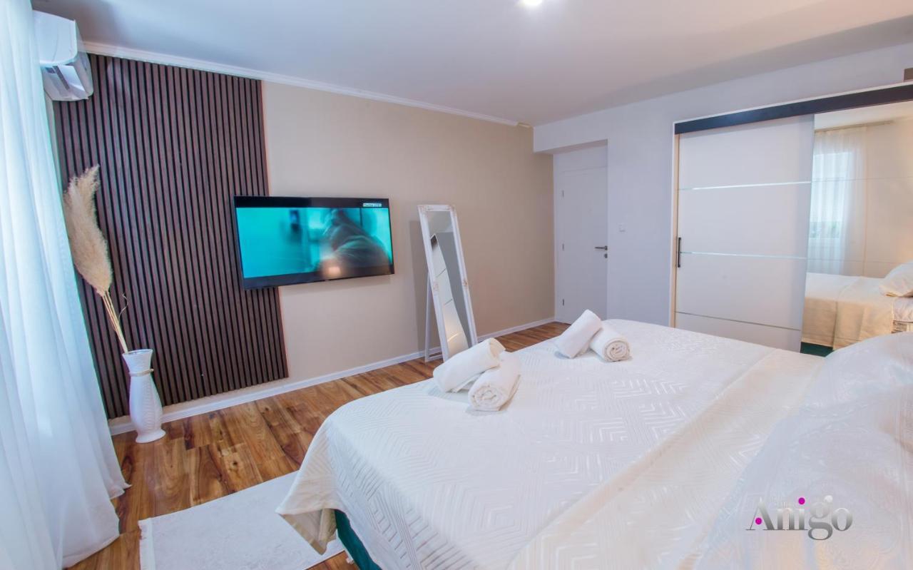 Luxury Apartment Black And Gold 모스타르 외부 사진