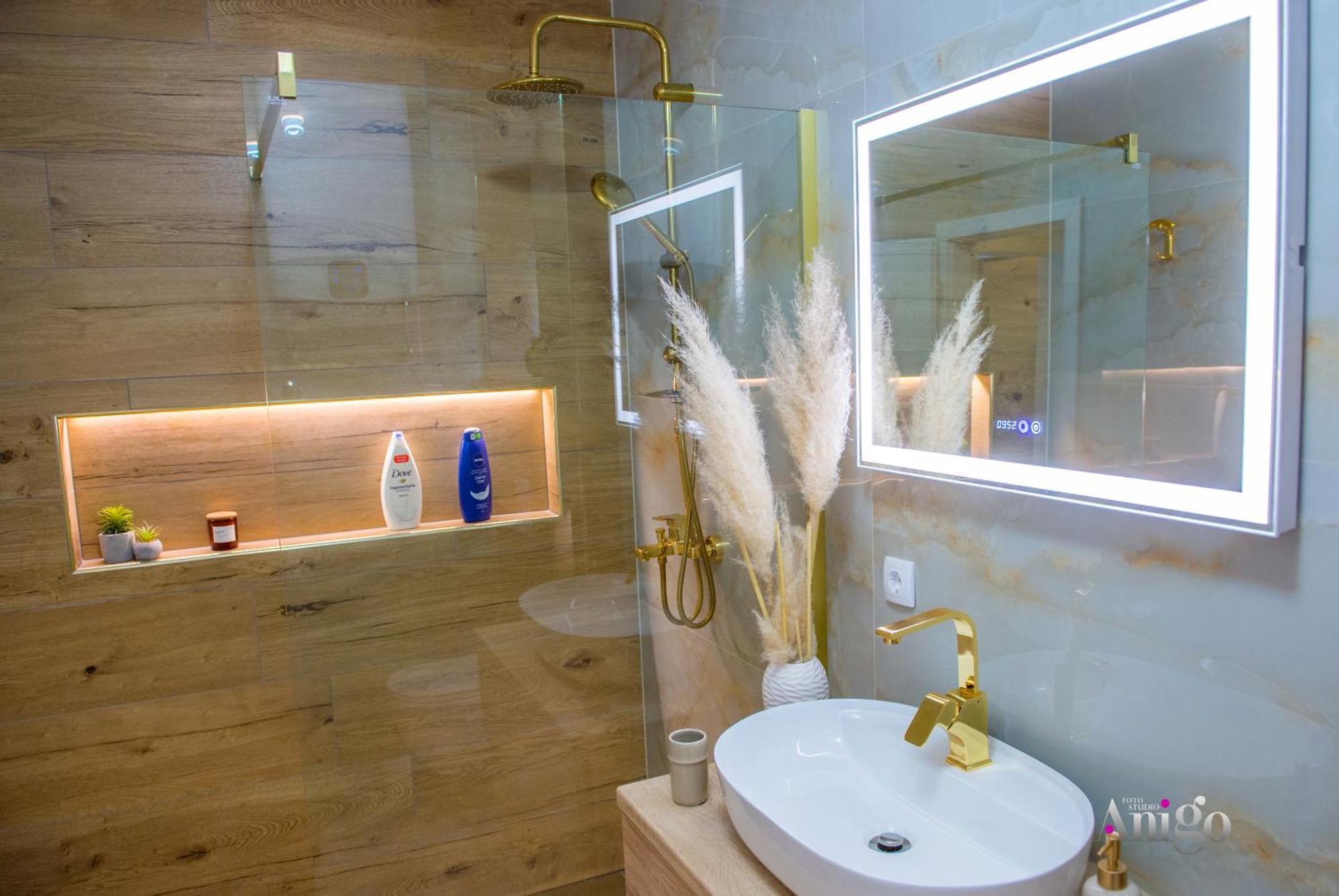 Luxury Apartment Black And Gold 모스타르 외부 사진