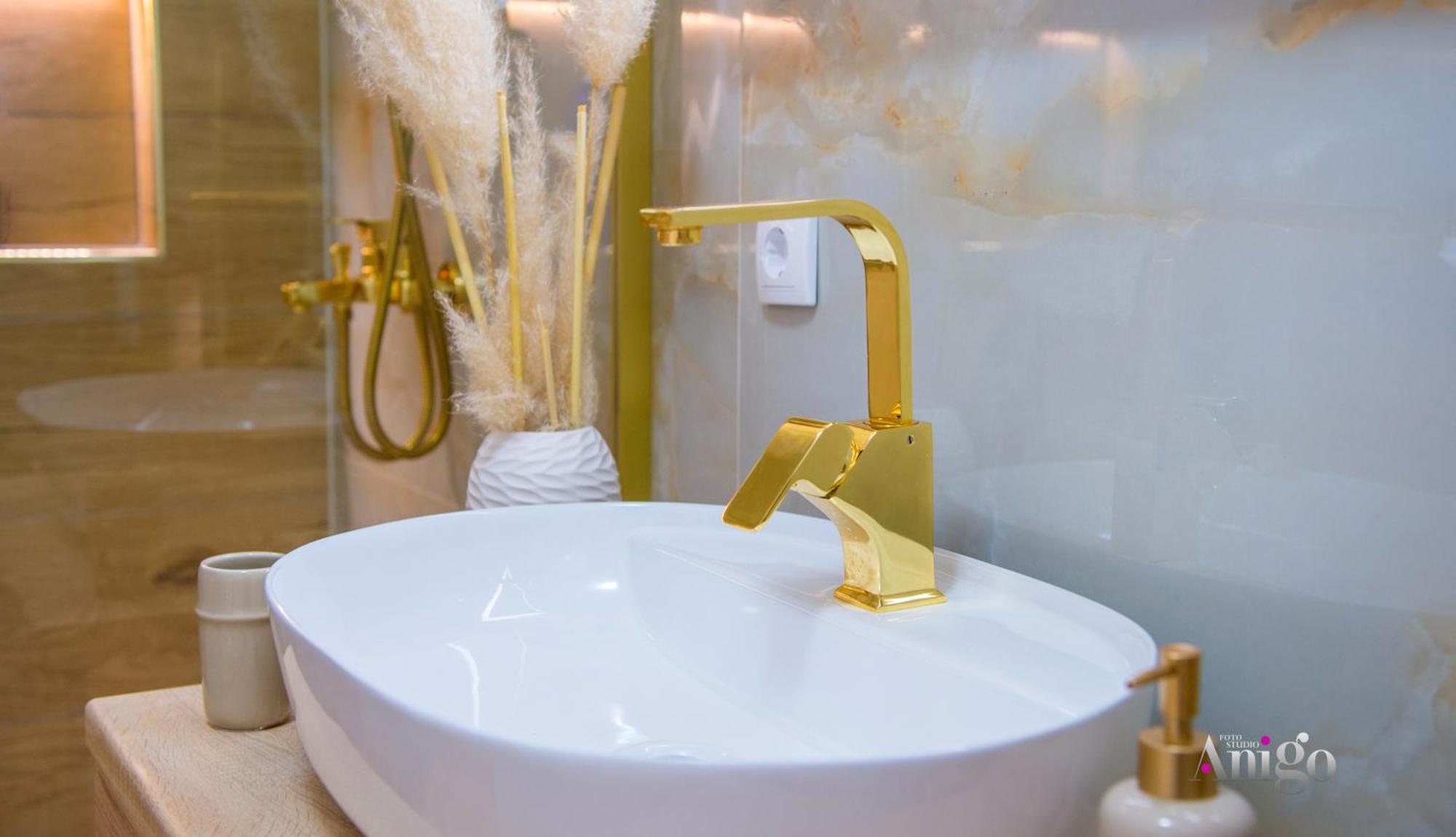 Luxury Apartment Black And Gold 모스타르 외부 사진